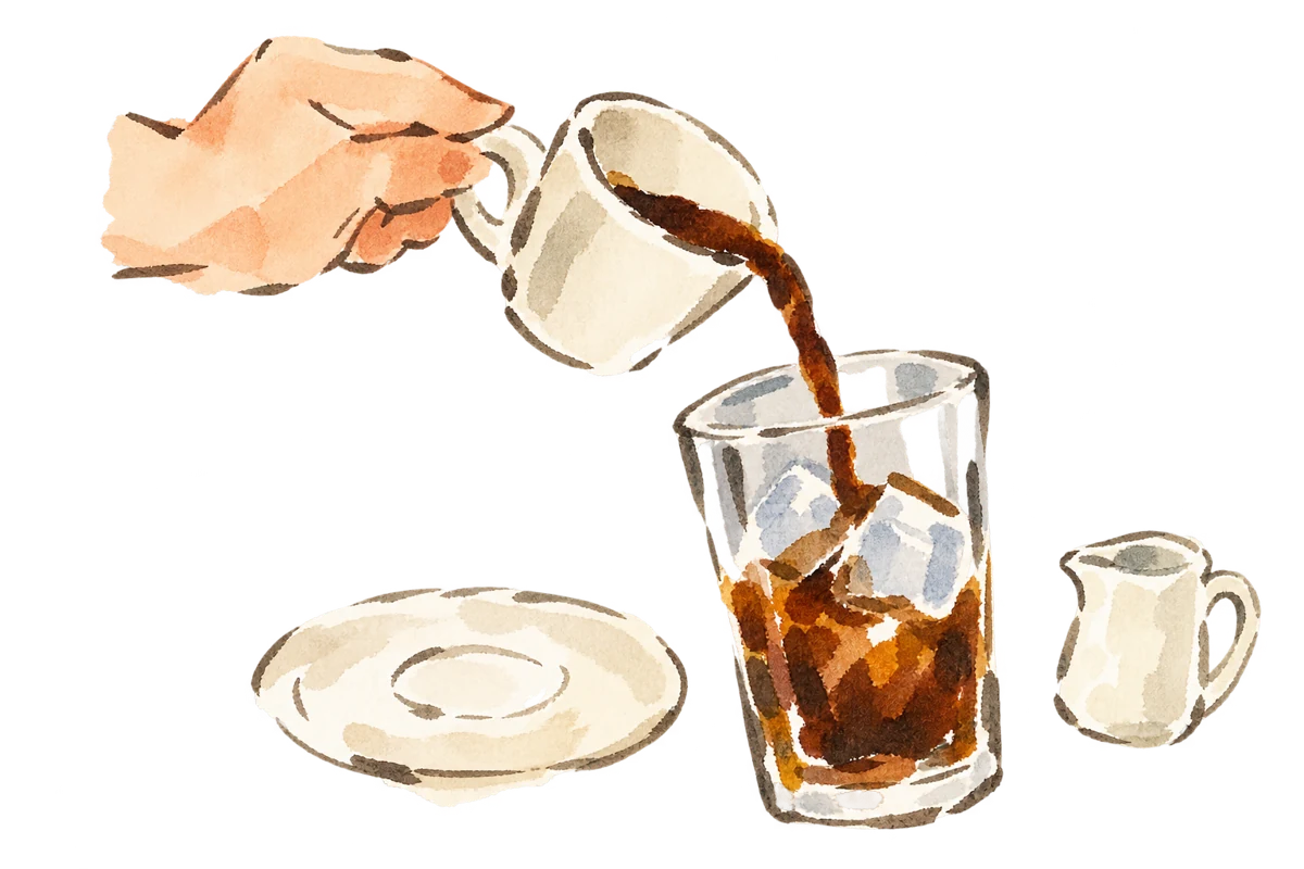 熱いコーヒーをカップから氷のグラスへ注ぐ、水彩イラスト
